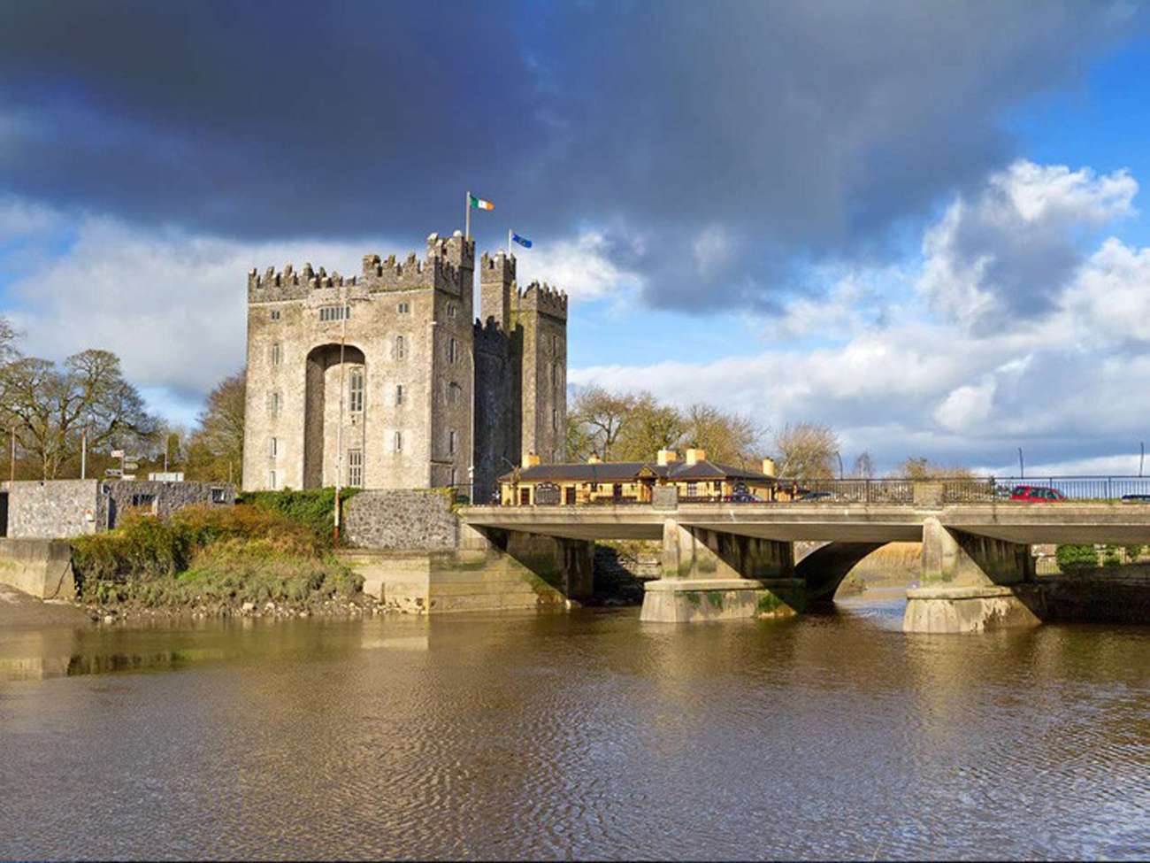 Bunratty Castle and the Owenogarney River, a large 15th-century tower house in County Clare © Adobe Stock