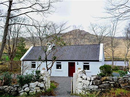 Leenane Holiday Cottage nestled at the water’s edge of Killary Fjord In Connemara Galway © Trident Holiday Homes