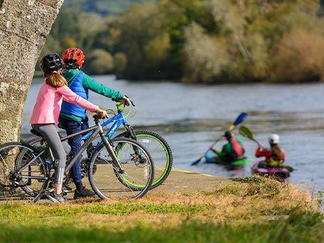 Kids biking and kayaking along the river Suir in Tipperary © Tipperary Tourism