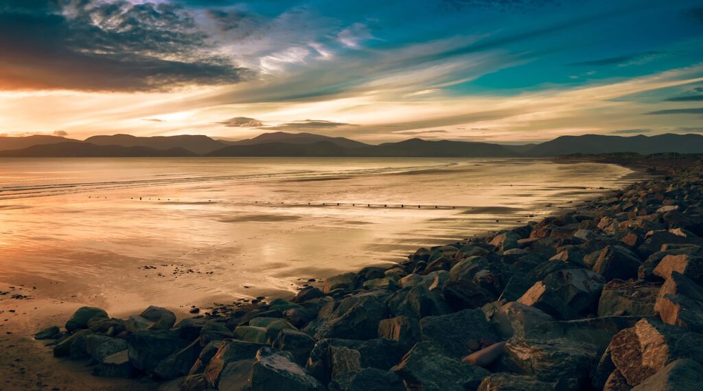 Sunset at Glenbeigh Beach in County Kerry © Adobe Stock