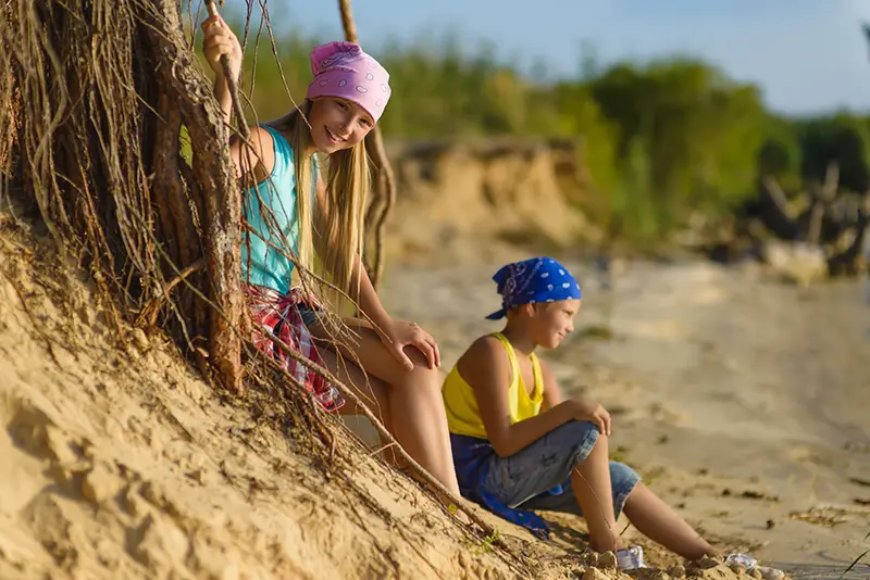 Family friendly holiday homes in Ireland. Boy and girl go down the sand to the beach. Adventure, travel, tourism.