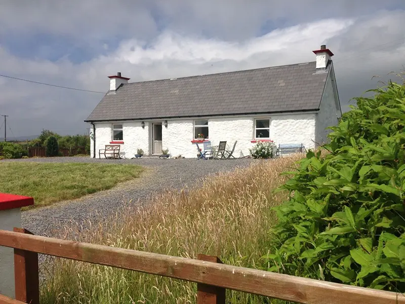 Little Irish Cottage a pretty holiday cottage on Wild Atlantic Way in Donegal © Failte Ireland