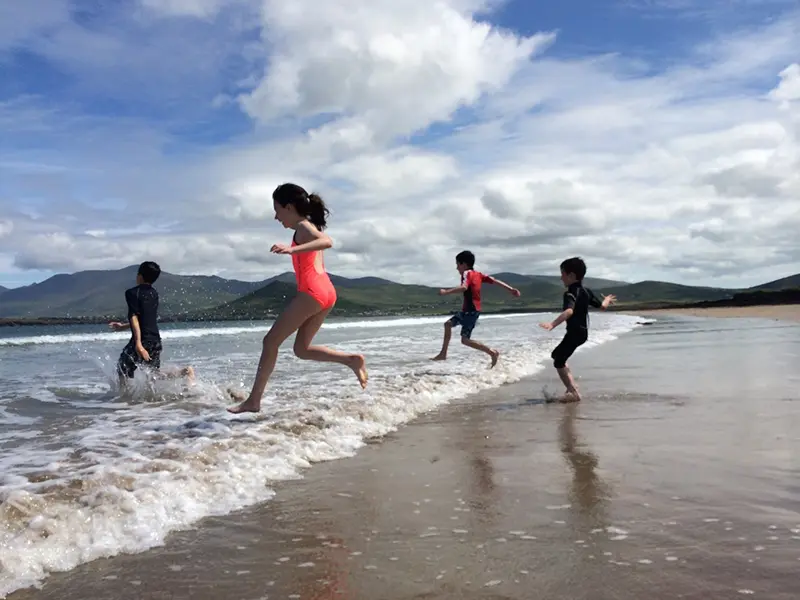 Kids enjoying a holiday on Trá Bán in Ballyferriter in Kerry © Trident Holiday Homes