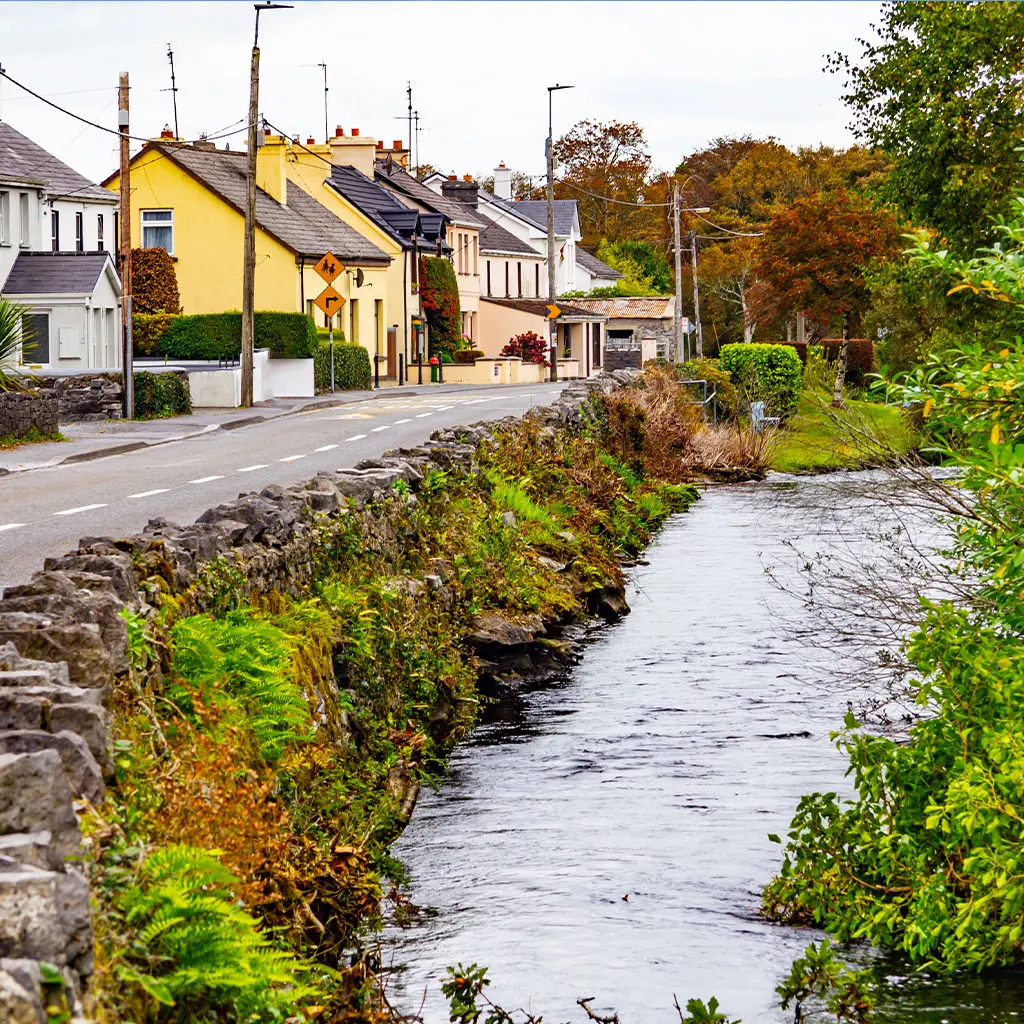 Pretty village of Oughterard located beside the Owenriff River in Galway © Adobe Stock