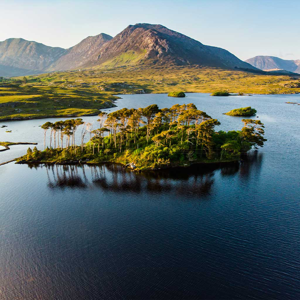 Twelve Pines Island and sharp peaks of the Twelve Pins mountain range near Ballynahinch in Connemara Galway © Adobe Stock