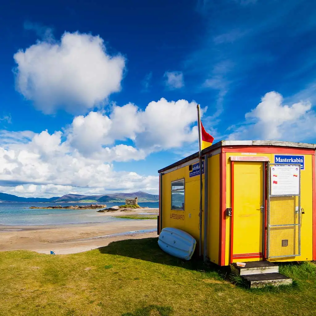 Life Guard Cabin at Ballinskellig sandy Beach in Kerry © Adobe Stock