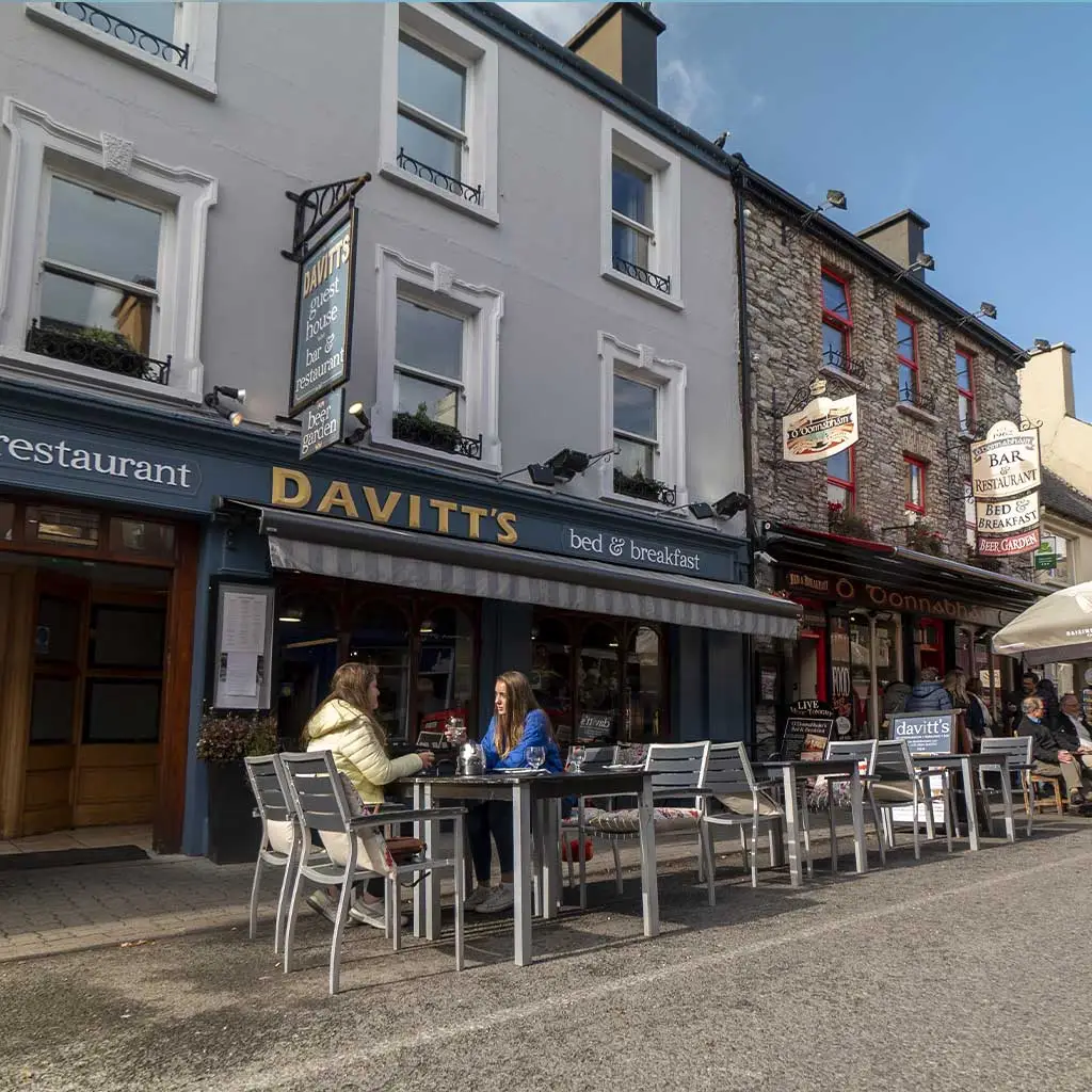 Outdoor Dining at Davitts in colourful Kenmare Kerry © Failte Ireland