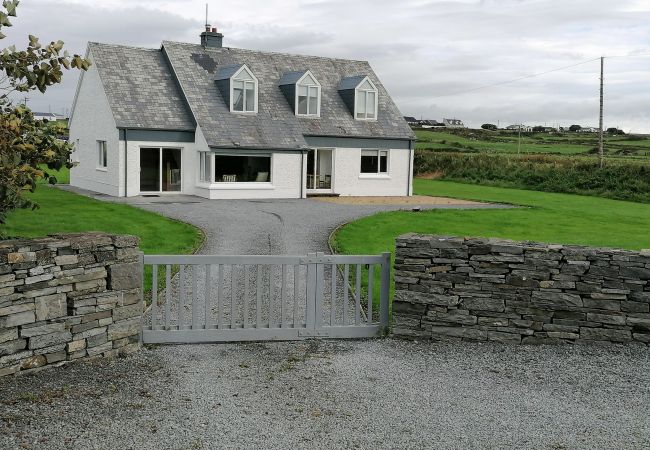 Spacious and Bright Spanish Point El  Martins Holiday Home, Milltown Malbay, County Clare