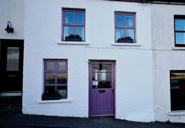 Sandy Heels Holiday Cottage, Harbour View Holiday Accommodation Available in Roundstone, County Galw