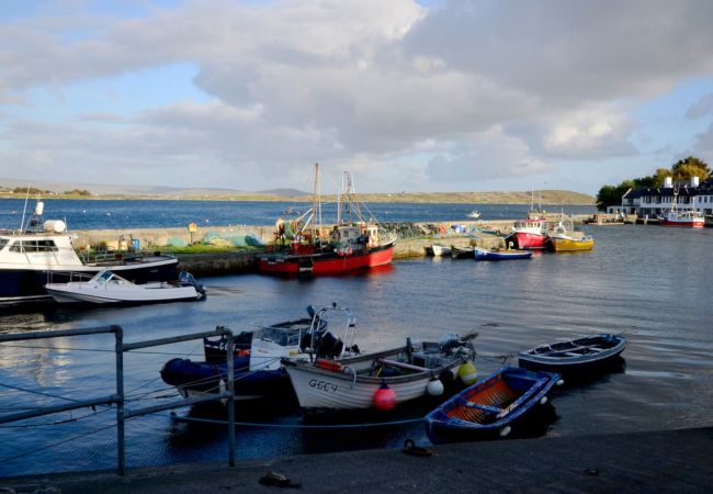 Sandy Heels Holiday Cottage, Harbour View Holiday Accommodation Available in Roundstone, County Galw