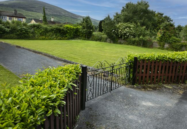 Garden Cottage, Tipperary, Rural Pet Friendly Holiday, Accommodation Available in Cahir, County Tipp