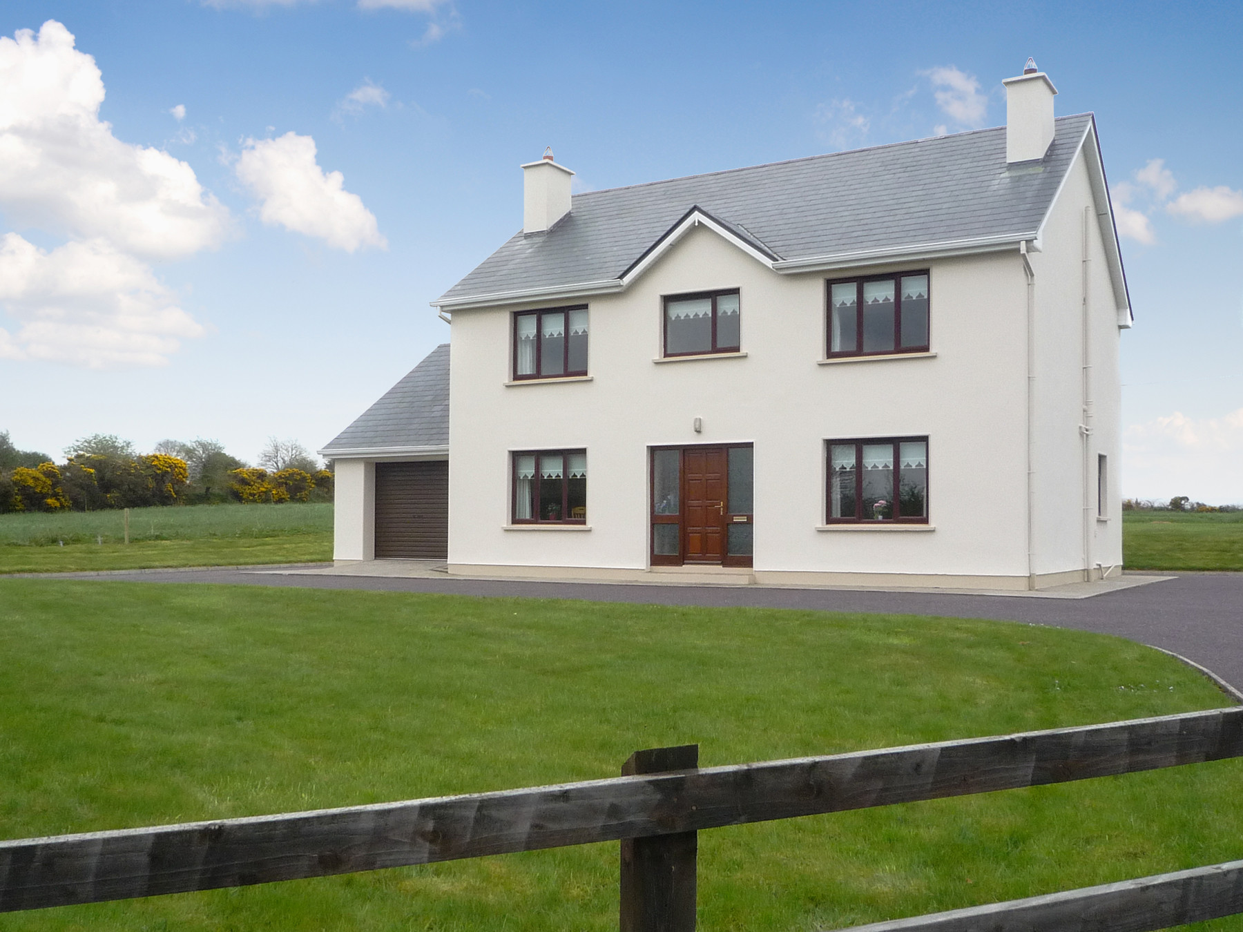 Large pet shop friendly holiday homes