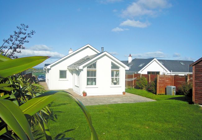 Dacha Holiday Home, Pretty Seaview Holiday Accommodation in Ardmore, County Waterford