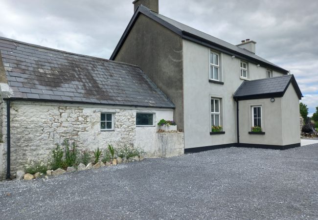 Rowan House, Pretty Secluded Holiday Accommodation near Castleisland, County Kerry
