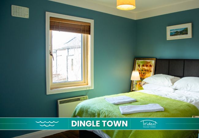 DingleTownHolidayHomebyTridentHolidayHomes-DINGLETOWNstickerforbooking