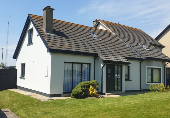 Bright and Comfortable Beachside Avenue Holiday Home, Riverchapel, County Wexford