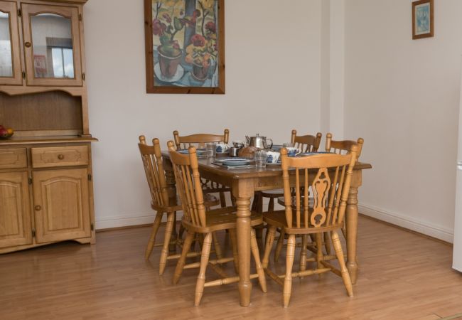 MooreBayHolidayVillageDiningTable