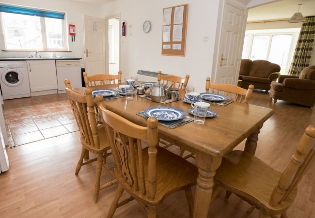 MooreBayHolidayVillageDiningArea